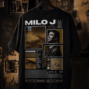 Pode incluir: Camiseta preta com o nome "MILO J" em branco. O design inclui arte do álbum com imagens de rostos, títulos de músicas e o texto "LA VIDA ERA MAS CORTA". A data "25 SEPTIEMBRE 2025" também está impressa na camiseta.
