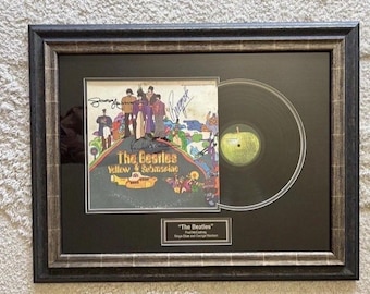 Vinilo de THE BEATLES "Yellow Submarine" firmado por The Beatles, enmarcado y auténtico.