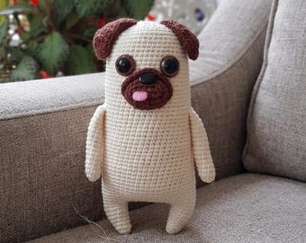 Handgemaakte gehaakte amigurumi-pug met miniatuurkoffer en schatset - uniek cadeau voor verzamelaars van hondenliefhebbers