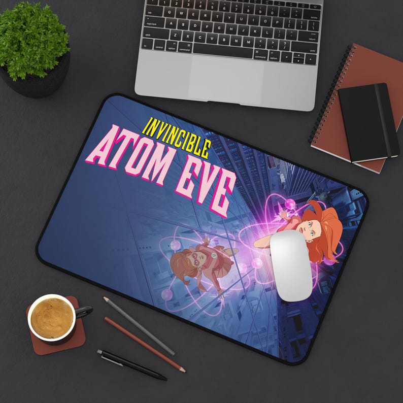 Invincible Atom Eve Schreibunterlage | Superheld Comic Art Mousepad Bild 2