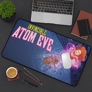 Invincible Atom Eve Schreibunterlage | Superheld Comic Art Mousepad Bild 3