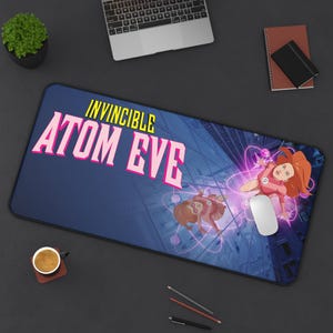 Invincible Atom Eve Schreibunterlage | Superheld Comic Art Mousepad Bild 1