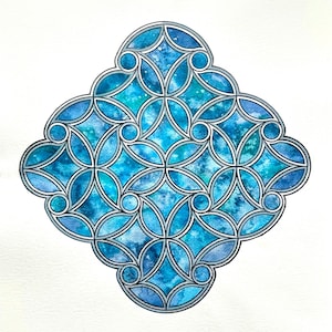 Puede incluir: Una pintura de acuarela de un diseño geométrico simétrico. La obra de arte presenta un patrón repetitivo de formas ovaladas interconectadas en tonos de azul y verde azulado, delineadas en plata sobre un fondo blanco. El diseño tiene una estética de vidriera.