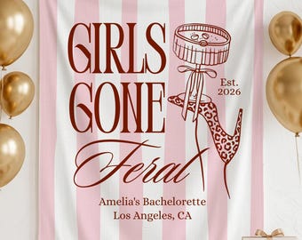 Może przedstawiać: Prostokątny gobelin ścienny z tkaniny w pionowe różowe i białe paski. Tekst brzmi GIRLS GONE Feral, Amelia's Bachelorette, Los Angeles, CA oraz Est. 2026. Ilustracja liniowa kieliszka do martini i buta na wysokim obcasie w panterkę.