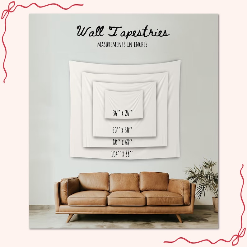 Op de afbeelding: Een maattabel voor wandtapijten met vier gestapelde witte rechthoekige wandtapijten met de tekst Wall Tapestries en MASUREMENTS IN INCHES. De maten zijn 36" x 26", 60" x 50", 80" x 68" en 104" x 88" boven een bruine leren bank.