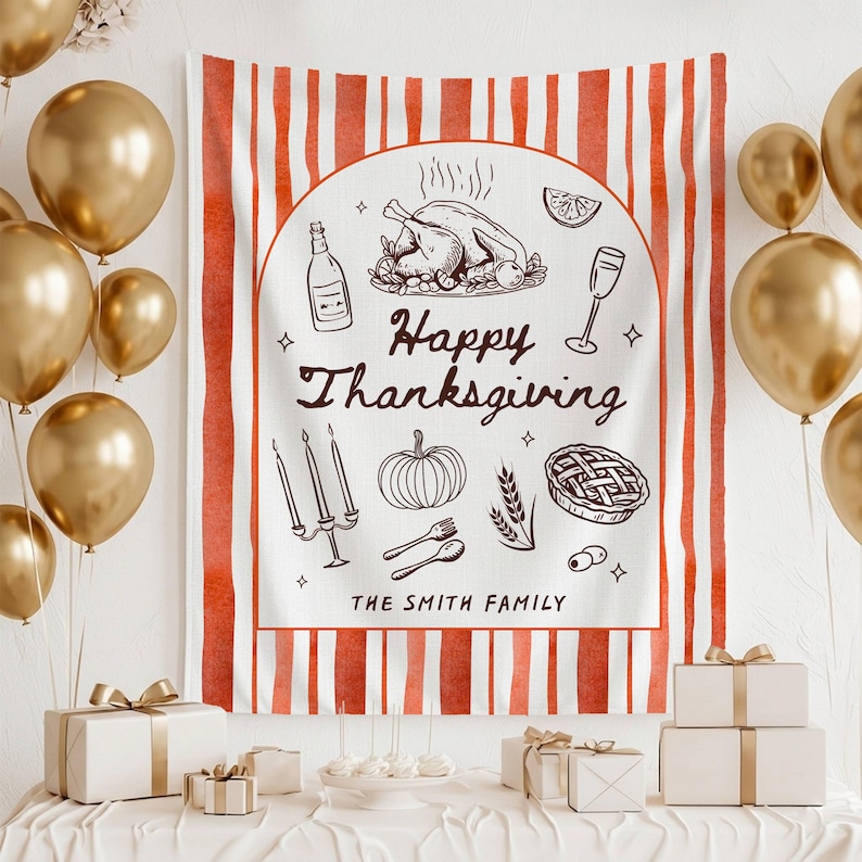 Op de afbeelding: Een rechthoekige stoffen wandhanger met een witte achtergrond en verticale oranje strepen. Het midden toont een bruine lijntekening van een gebraden kalkoen, wijn, een pompoen, een taart en de tekst Happy Thanksgiving THE SMITH FAMILY.