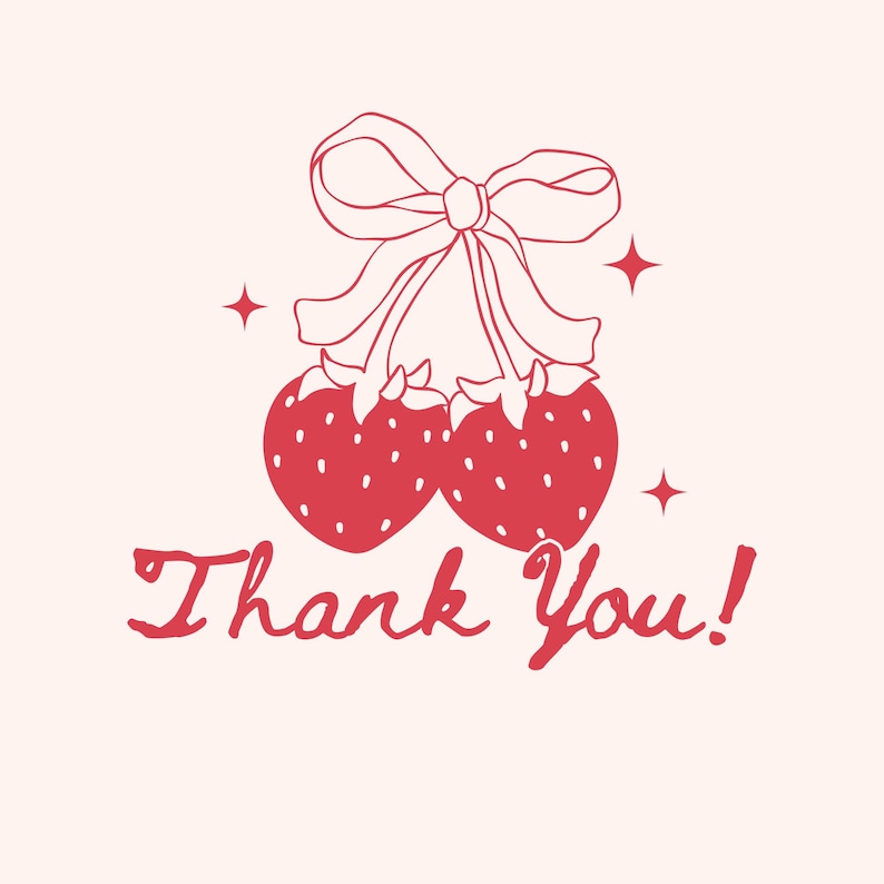 Op de afbeelding: Een grafische illustratie met twee rode aardbeien die aan een enkele rode strik hangen. Het ontwerp bevat vier kleine vierpuntige sterren en de tekst Thank You! geschreven in een rood cursief lettertype op een lichtroze achtergrond.