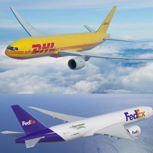 Op de afbeelding: Twee vrachtvliegtuigen in de lucht. Het bovenste vliegtuig is geel met het DHL-logo. Het onderste vliegtuig is wit met een paarse staart en het FedEx-logo. Beide vliegtuigen zijn Boeing 777's, vliegend boven de wolken.