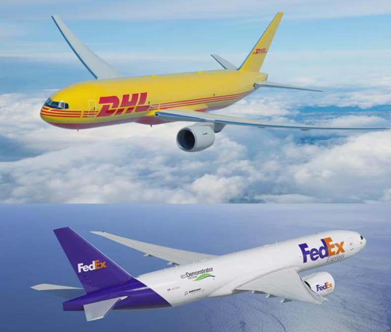 Op de afbeelding: Twee vrachtvliegtuigen in de lucht. Het bovenste vliegtuig is geel met het DHL-logo. Het onderste vliegtuig is wit met een paarse staart en het FedEx-logo. Beide vliegtuigen zijn Boeing 777's, vliegend boven de wolken.