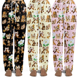 Op de afbeelding: Een witte keramische mok met een zwart handvat en de tekst "But First, Coffee" in een zwarte, handgeschreven lettertype. De mok staat op een wit oppervlak.