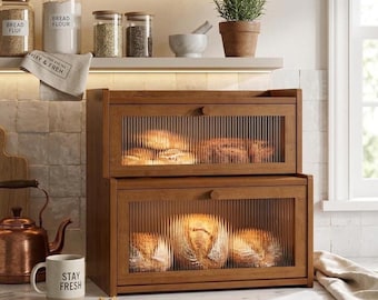 Panera de bambú de dos niveles con puertas de vidrio estriado, gran capacidad para almacenar pan.