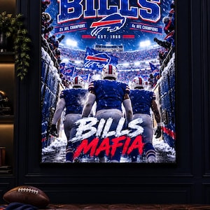 Peut inclure: Une affiche verticale représentant l'équipe de football des Buffalo Bills, avec des joueurs en uniforme bleu courant sur un terrain enneigé. Le texte indique BUFFALO BILLS, 2x AFL CHAMPIONS, 4x AFC CHAMPIONS, EST. 1960 et BILLS MAFIA en blanc et rouge.
