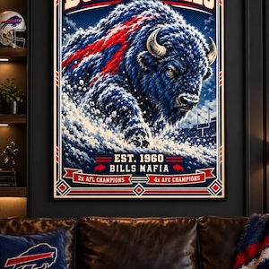 Peut inclure: Une affiche murale rectangulaire représentant un grand bison bleu avec des traînées rouges, chargeant dans la neige. Le texte indique BUFFALO BILLS, EST. 1960, BILLS MAFIA, 2x AFL CHAMPIONS et 4x AFC CHAMPIONS. Le design inclut une silhouette de stade.