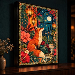 Puede incluir: Una impresión artística enmarcada que muestra a un zorro sentado entre vibrantes flores de hibisco rojas y hojas de monstera verdes. La escena incluye linternas colgantes brillantes, un cielo nocturno con luna llena y estrellas.