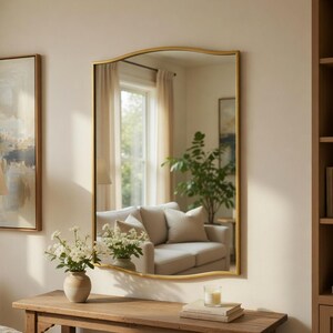 Goudkleurige rechthoekige gewelfde badkamerspiegel | Luxe golvende gebogen wandspiegel | Elegante moderne woondecoratie