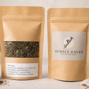 Könnte beinhalten: Zwei braune Papiertüten mit Kräutertee, eine mit einem transparenten Fenster, das die Teemischung zeigt. Die andere Tüte hat ein Etikett mit einem floralen Design und den Worten "HUMBLE HAVEN BOTANICALS". Eine Holzschale mit Tee und Text über die Zutaten des Tees sind ebenfalls sichtbar.