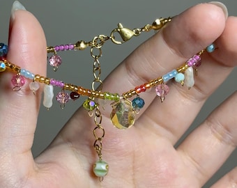 Pulsera de dijes Fairycore hecha a mano con cuentas, pulsera de pétalos y prismas, pulsera de cristal colorida, regalo de joyería Cottagecore floral