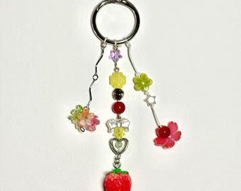 Lindo colgante para bolso con forma de flor de fresa / Llavero de fruta kawaii / Colgante para bolso con cuentas hecho a mano /