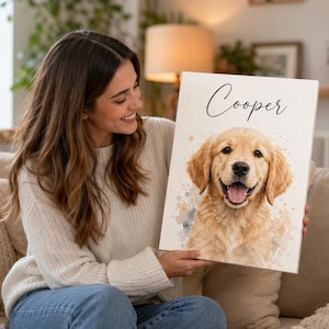以下が含まれることがあります： 口を開けて幸せそうな表情をしたゴールデンレトリバーの犬の水彩画風イラストが描かれた長方形のキャンバスプリント。犬の上には黒い筆記体でCooperという名前が印刷されており、背景は白くなっています。