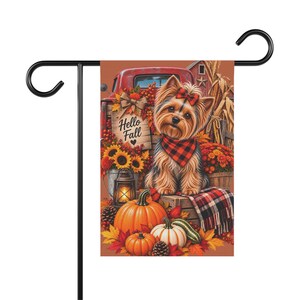 Bandera de jardín Yorkie, Bandera de jardín Yorkshire Terrier de otoño, Decoración otoñal Hello Fall Red Barn, Bandera de porche con calabaza para amantes de los perros, Doble cara