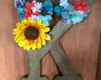 1. Decoración de puerta con la inicial de la letra K.