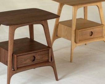 Comodino moderno di metà secolo con cassetto, tavolino da letto giapponese in legno massello, tavolino scandinavo con ripiano, tavolino minimalista in rovere