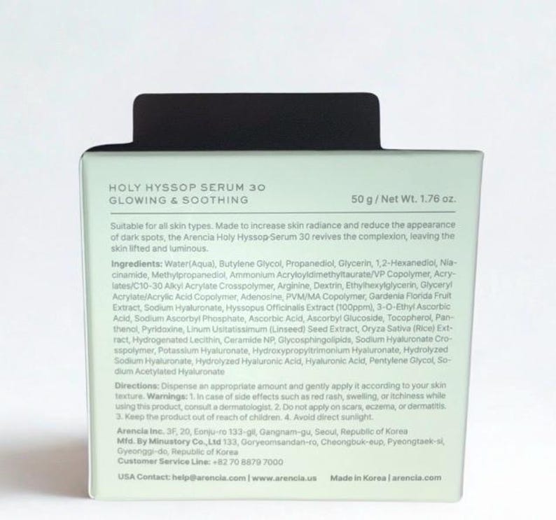 Puede incluir: Caja verde claro y negra de Holy Hyssop Serum 30, un producto para el cuidado de la piel brillante y calmante. La etiqueta incluye detalles del producto, ingredientes e instrucciones. Peso neto: 50 g.