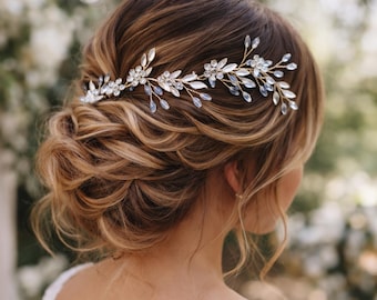 Fermaglio per capelli da sposa in stile boho: copricapo nuziale con perle di cristallo e decorazioni floreali con foglie d'argento.