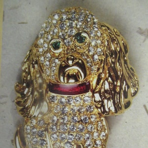 Spilla con strass King Charles Spaniel di Kenneth Jay Lane firmata KJL color oro con strass, occhi verdi e collare rosso, 1,5&quot; Gioielli