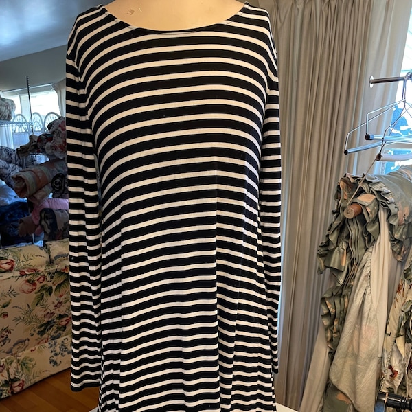 Ladies Dress m Soft stretch Cotton Black & White striped 41" long so comfortable below the knee soft cotton and spandex stretch dress sz M