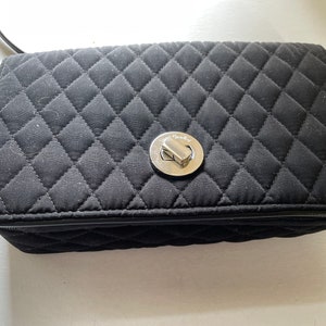 Vera Bradley nowa Elegancka czarna wieczorowa torebka typu cross body pikowana srebrnym zapięciem 5 x 10" 64" regulowany pasek tylna kieszeń zewnętrzna etui na karty kredytowe