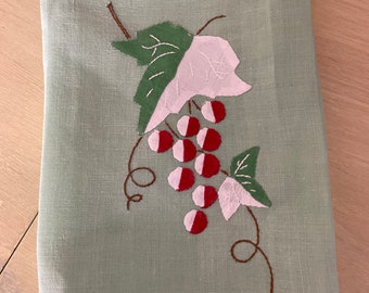 Gästehandtuch mintgrün mit roten und weißen Beeren und grünen Blättern 40 x 60 cm mit Cutwork 1/2 cm vom Rand alles Baumwolle, neu nie benutzt bestickt