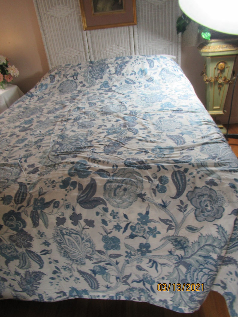 Beautiful Duvet Reversible same on both sides Blue /& White large flowers 104 x92 app King size Blanket cover All cotton closes with buttons