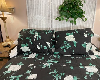 5 PC  SET Black w Green Flowers Quilt w white backing 2 Ruffled Pillow cases and 2 sheets Queen sz