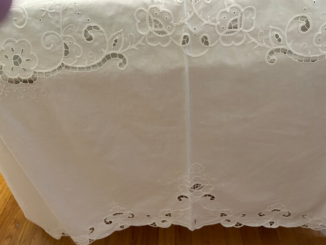 Twin Size White Matelessee Bedspread Cotton With Split Corners, so