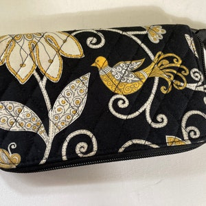 Vera Bradley Reißverschlusstasche, Tragetasche Reißverschluss außen 8 Kreditkartenhalter 1 Führerschein 1 offene Tasche 1 abnehmbarer Gurt 17,8 x 10,6 cm