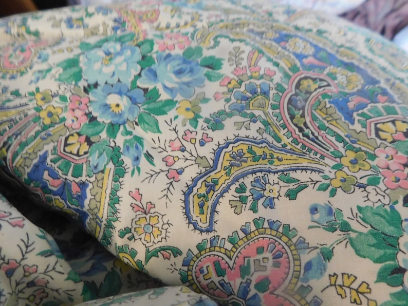 Quilt Twin Full Antique Comforter Paisley design reversible same on both sides from Traurigs Detroit Powder blue braid trim 64 x 74 app