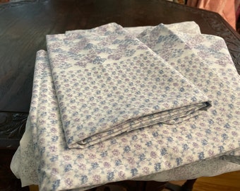 Drap plat 4 pièces, très grand format, 3 taies d'oreiller, très grand format, blanc, fleurs de lavande, Springmaid, 65 % polyester, 35 % coton, merveille sans fer, 96 x 100 po.