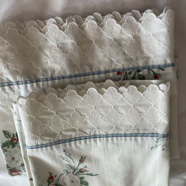 Pr Pillowcases Wamsutta Supercale 100% Combed cotton White w beautiful flowers 1/2" scalloped edge w blue trim 20 x 30" so very beautiful