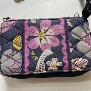 Vera Bradley draagt alles met ritssluiting, riem, sleutelhouder. creditcardsleuven aan de binnenkant 5 x 3" b 9" bandje blauw met paars met vogels en bloemen