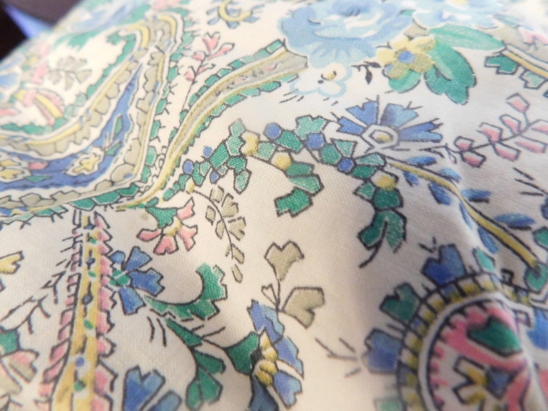 Quilt Twin Full Antique Comforter Paisley design reversible same on both sides from Traurigs Detroit Powder blue braid trim 64 x 74 app