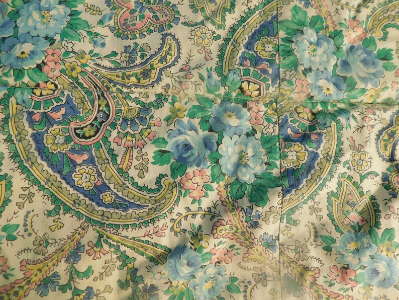 Quilt Twin Full Antique Comforter Paisley design reversible same on both sides from Traurigs Detroit Powder blue braid trim 64 x 74 app