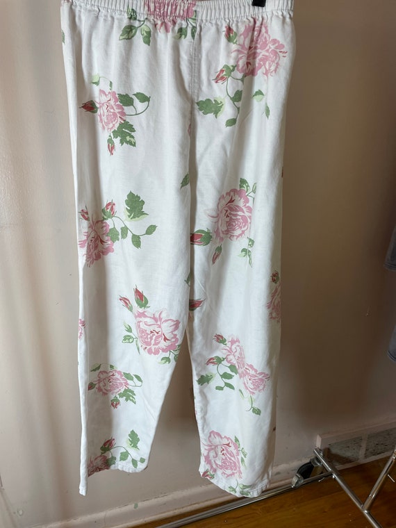 Ladies white 100 % Cotton pants w Pink roses & Elastic waist sz Medium so  beautiful just washed big roses w green leaves real summer pants
