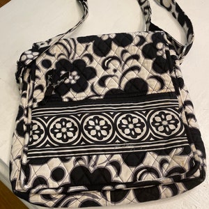 Vera Bradley-crossbodytas zwart-wit met veel zakjes, één aan de voorkant met ritssluiting heeft 5 creditcardzakjes plus nog 2 kleine zakjes