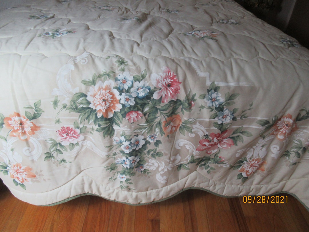 Bedspread Vintage Queen Bedspread Scalloped Edges Trimmed in Green