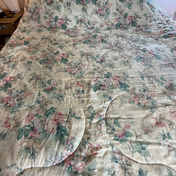 Floral Quilt Comforter Full Bedspread 68 x 86 " beautiful 3 " Lace border Vintage Quilt off white backing Medium to light weight Roses