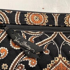 Vera Bradley Carry all, negro con cierre en color caramelo y blanco, con 1 bolsillo exterior con cierre, 8 tarjetas de crédito y licencia de conducir en el interior