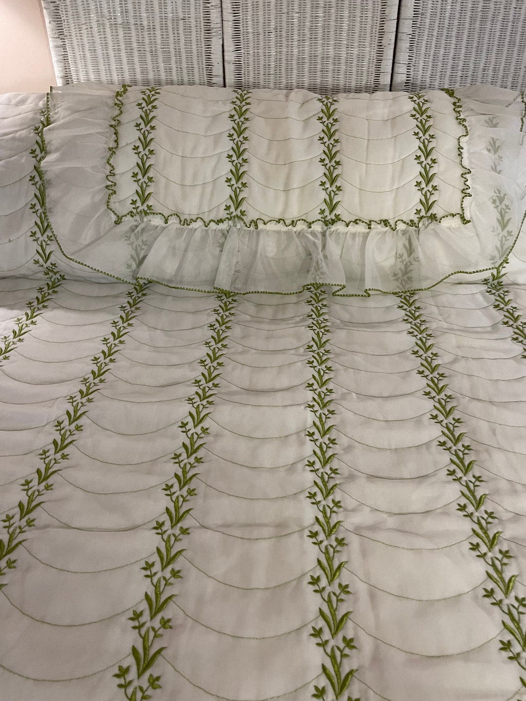 Bedspread Queen Size 60 X 100 W 22 Drop Skirt ,plus Pillow Shamthe Most