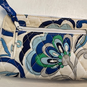 Monedero/billetera Vera Bradley azul y blanco con cremalleras acolchadas y bolsillo exterior con cremallera de 5"
