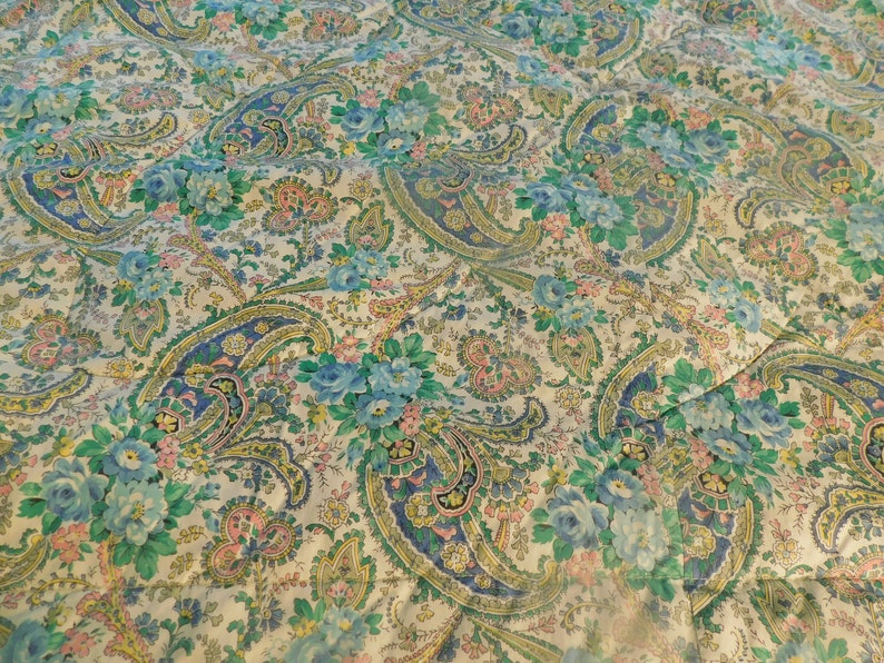 Quilt Twin Full Antique Comforter Paisley design reversible same on both sides from Traurigs Detroit Powder blue braid trim 64 x 74 app